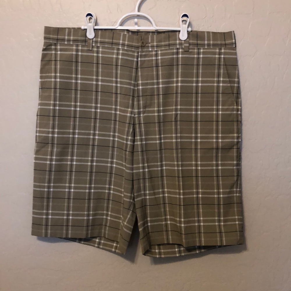 Practically new men’s Nike golf shorts